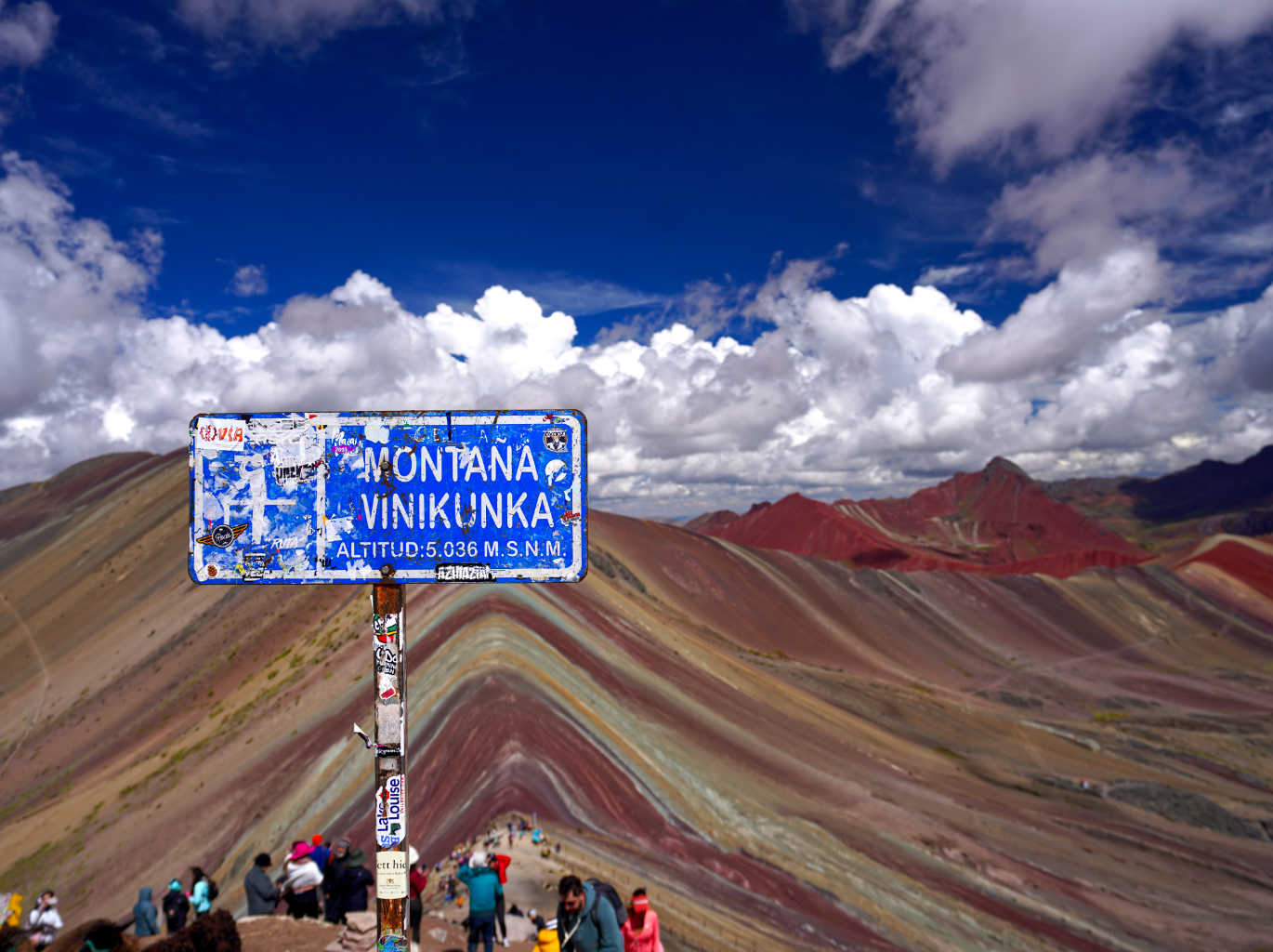 Montaña 7 colores un día soleado