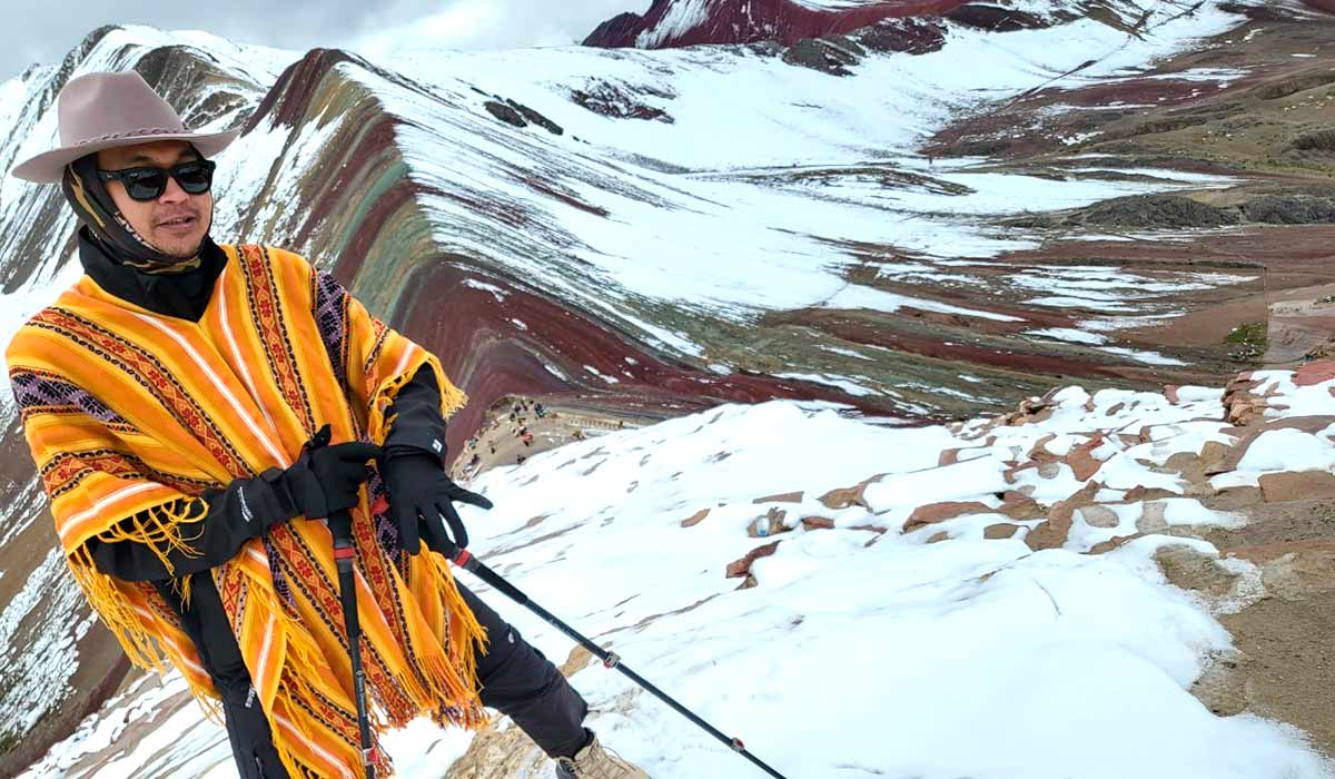 Visitante en la montaña de colores con nieve