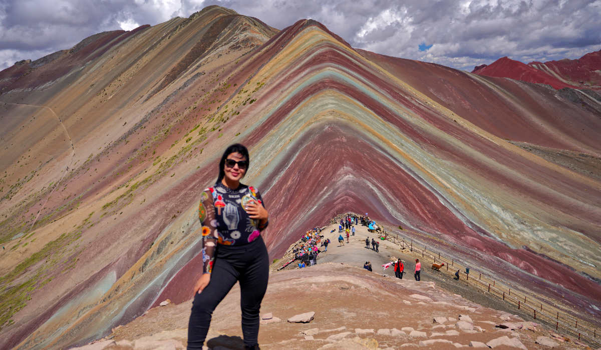 Turista en la Montaña de colores