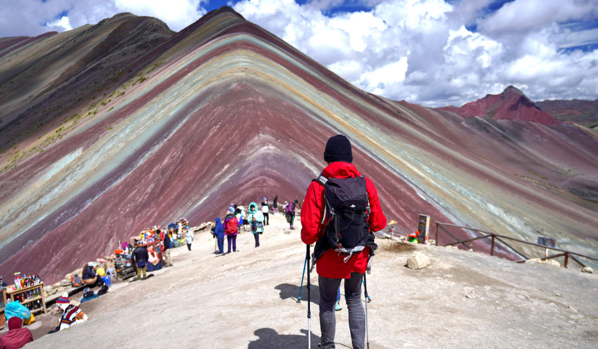 Visitante observando la Montaña de 7 colores